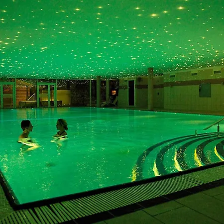 8 Person On A In 度假居