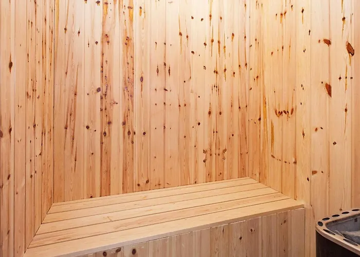 8 Person On A In Nyaraló