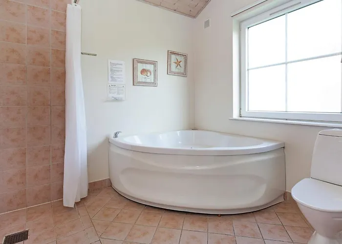 8 Person On A In Nyaraló *